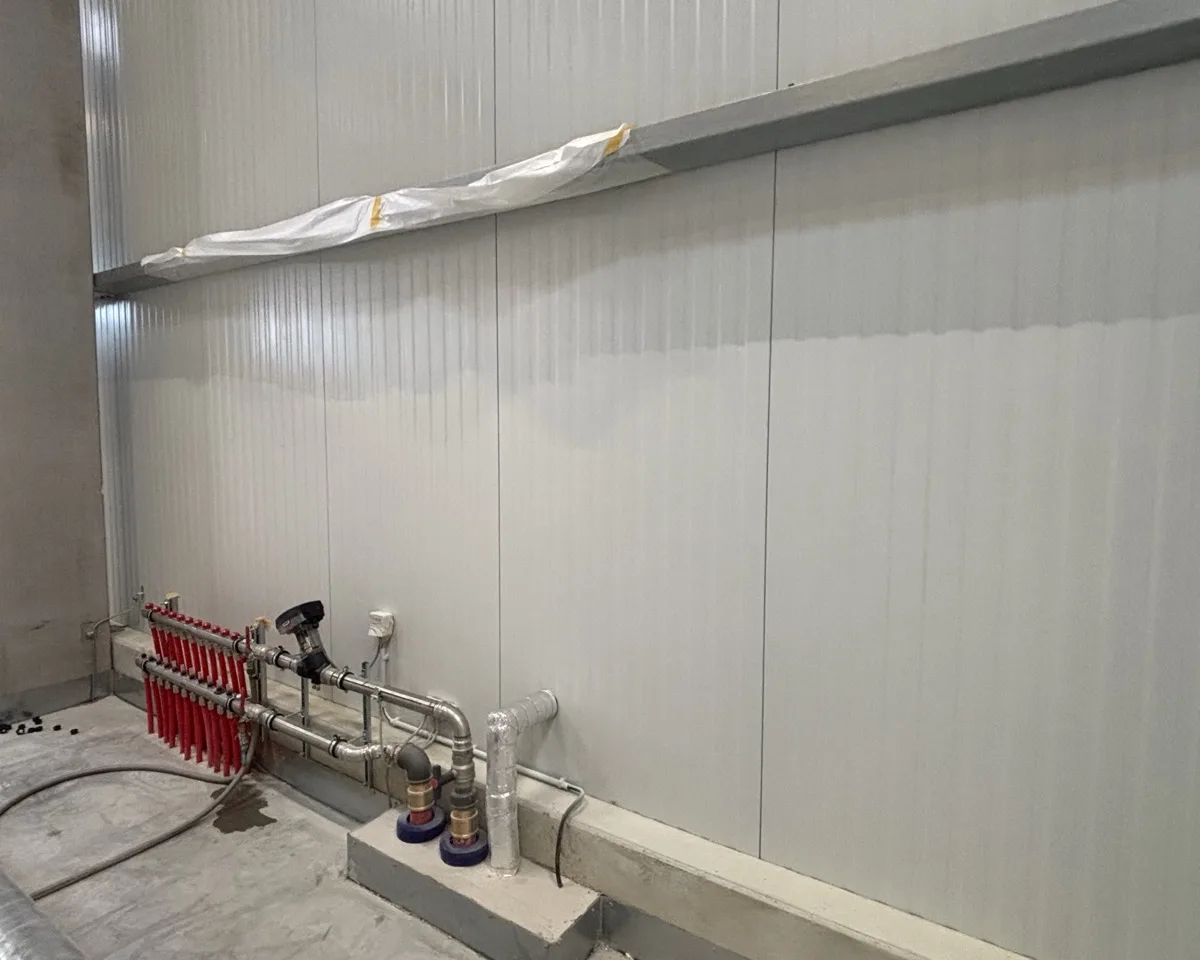 Trapezblechwand in Hannover nach der Reparatur mehrerer Dellen, in RAL 9002 angeglichen (Referenzfall von Dellta-E).